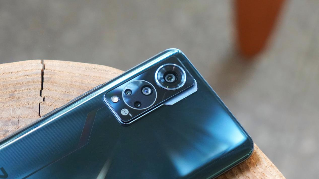 屏幕虽然给力,但是中兴axon 30屏下版 本身也是一款非常具有性价比的