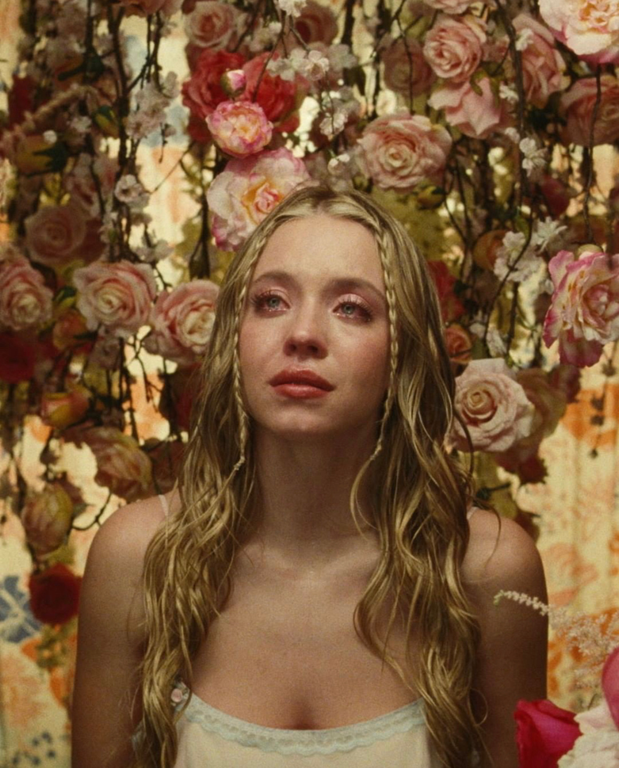 亢奋》官方ig一直在用胶片的花絮照更新,每一张照片饱含了情感和演员