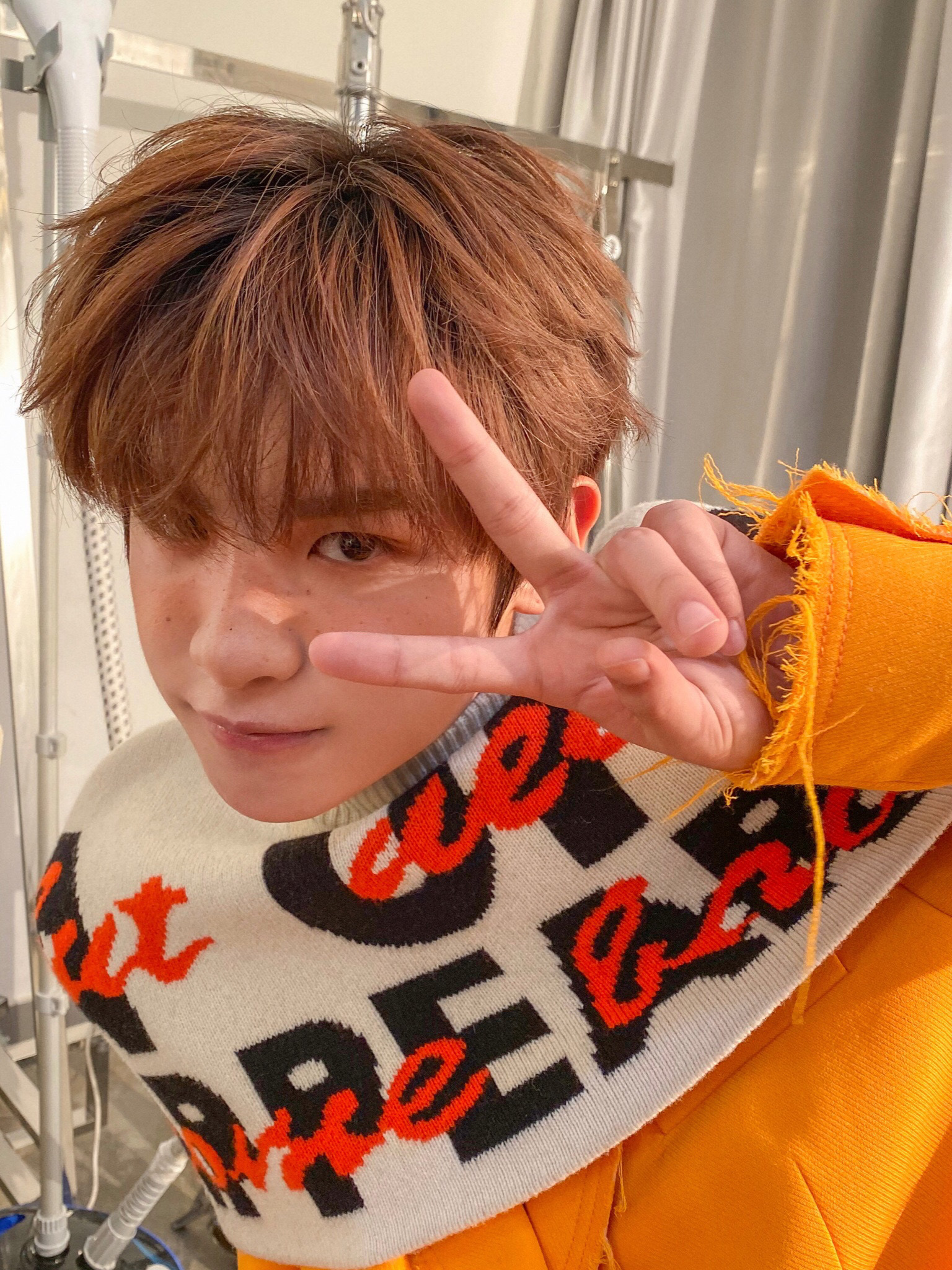 1 / 4 justin黄明昊更新绿洲昊昊的新自拍来啦!