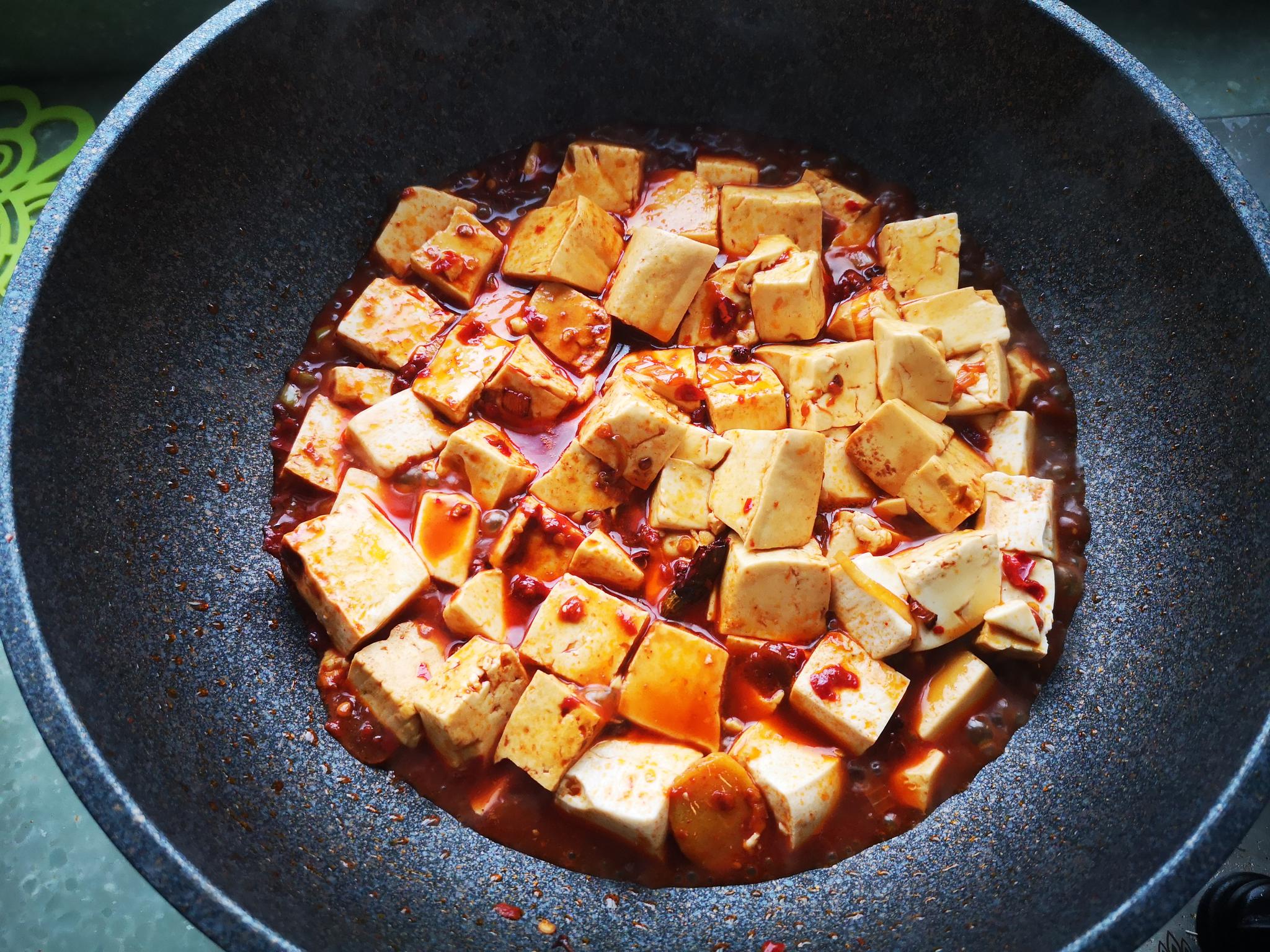 麻婆豆腐中午做的很地道就是差碗米饭