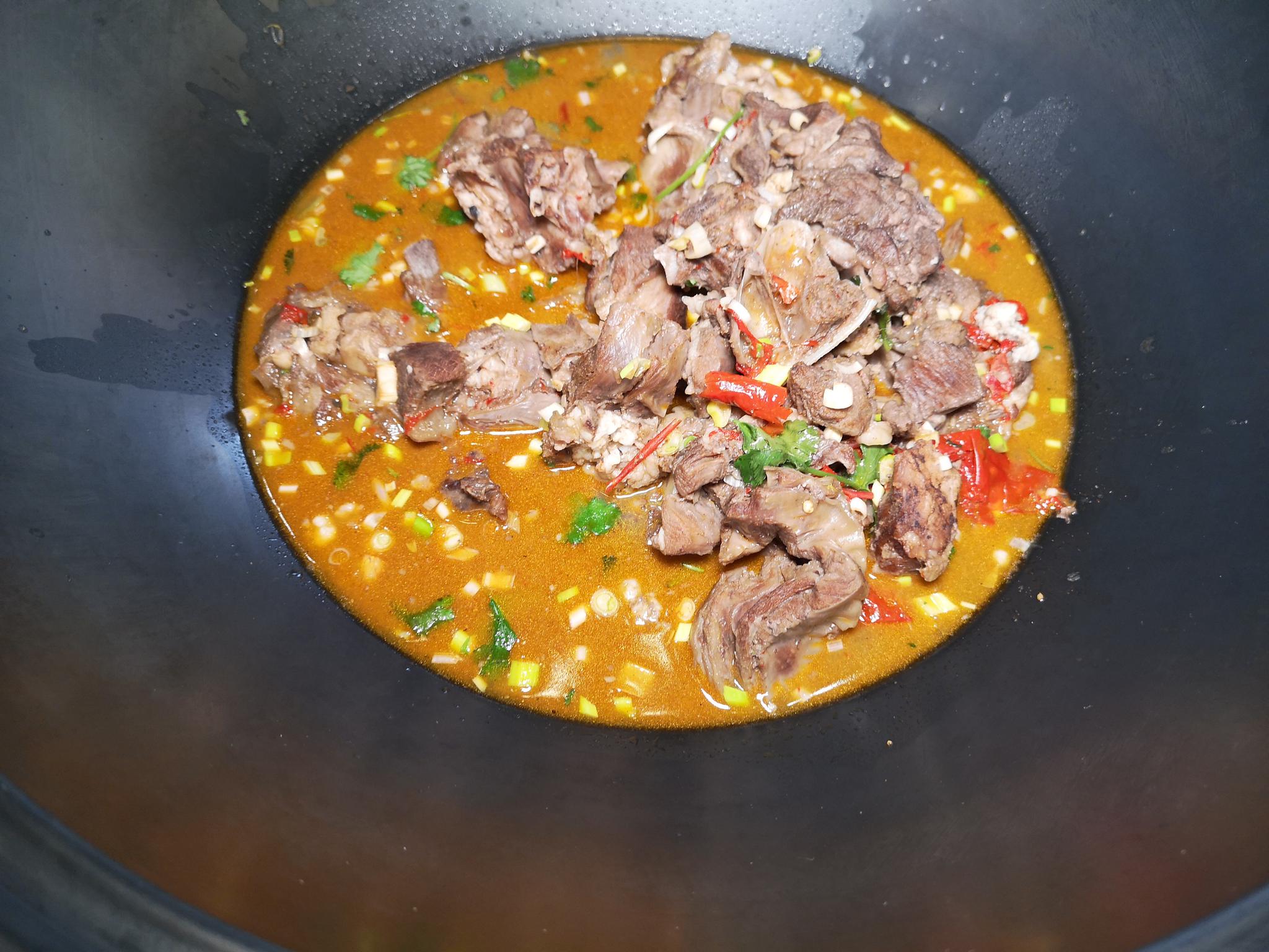 吃外食, 铁锅炖羊肉让爱吃肉肉的我大饱口福,回家路上看到日落