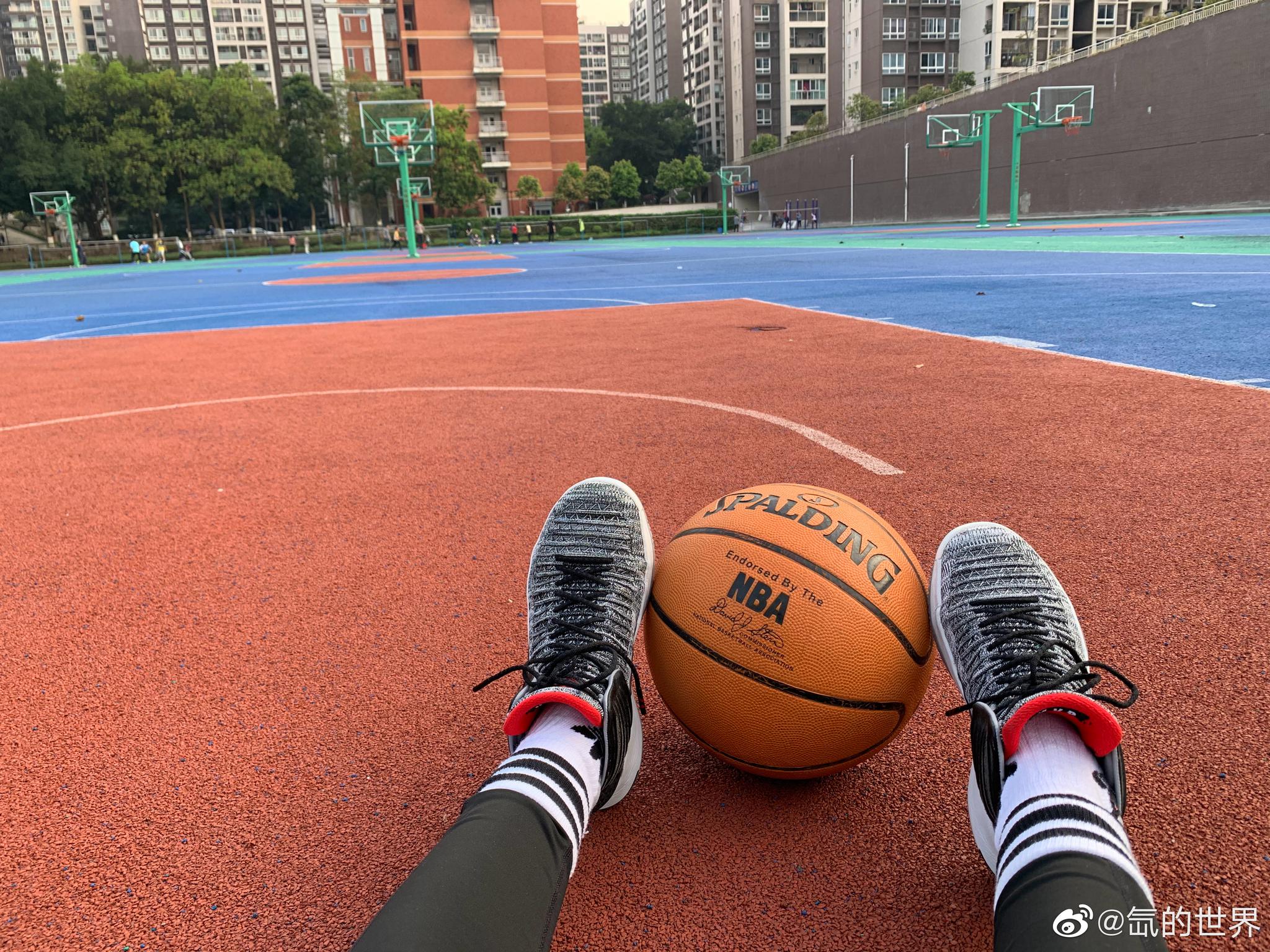 今天又去了球场打球,感觉每一天都在变得更好.喜欢这种感觉