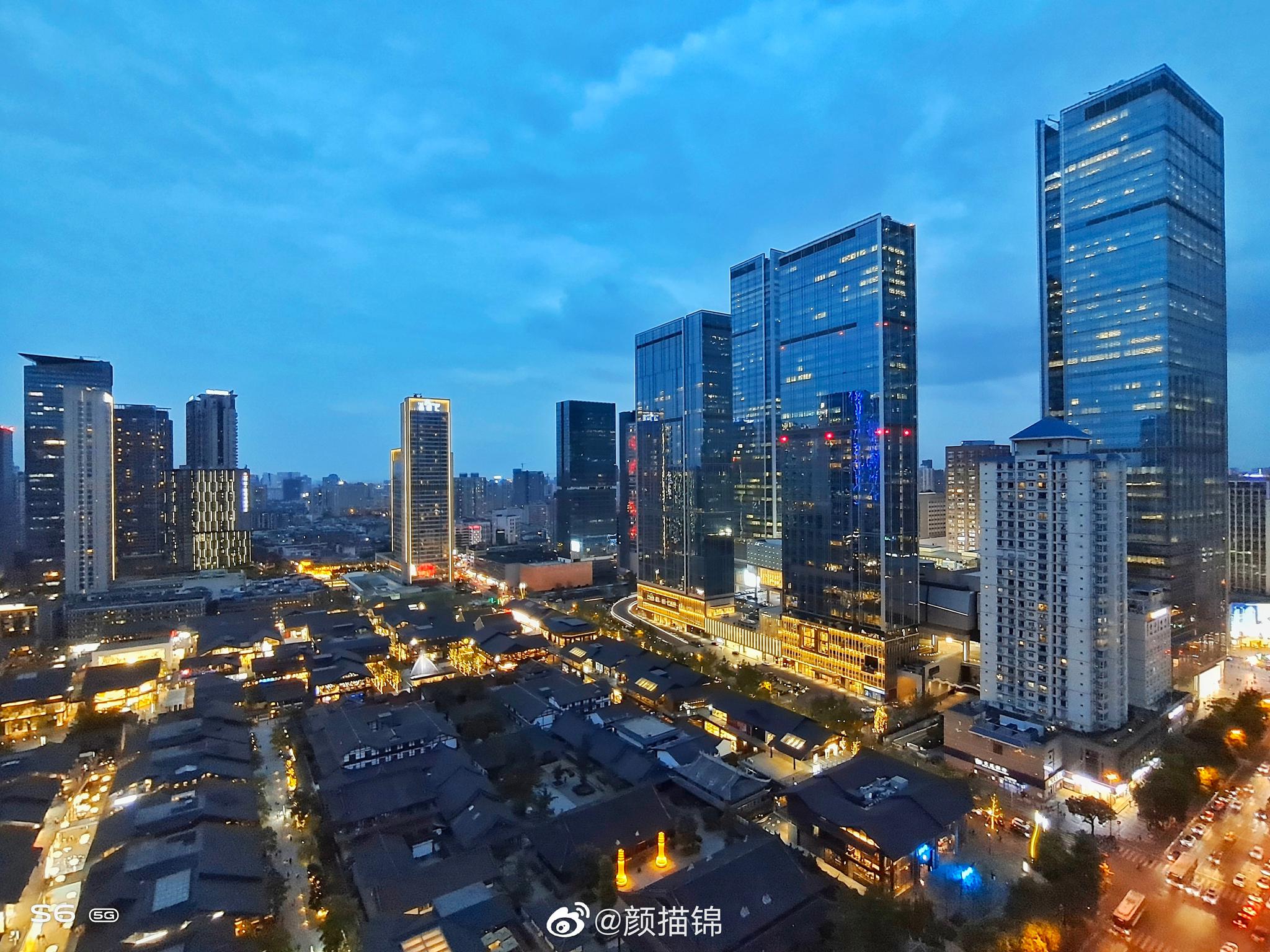 城市的夜,是灯火辉煌的。每当夜晚降临,城市喧闹的声音便渐渐消逝