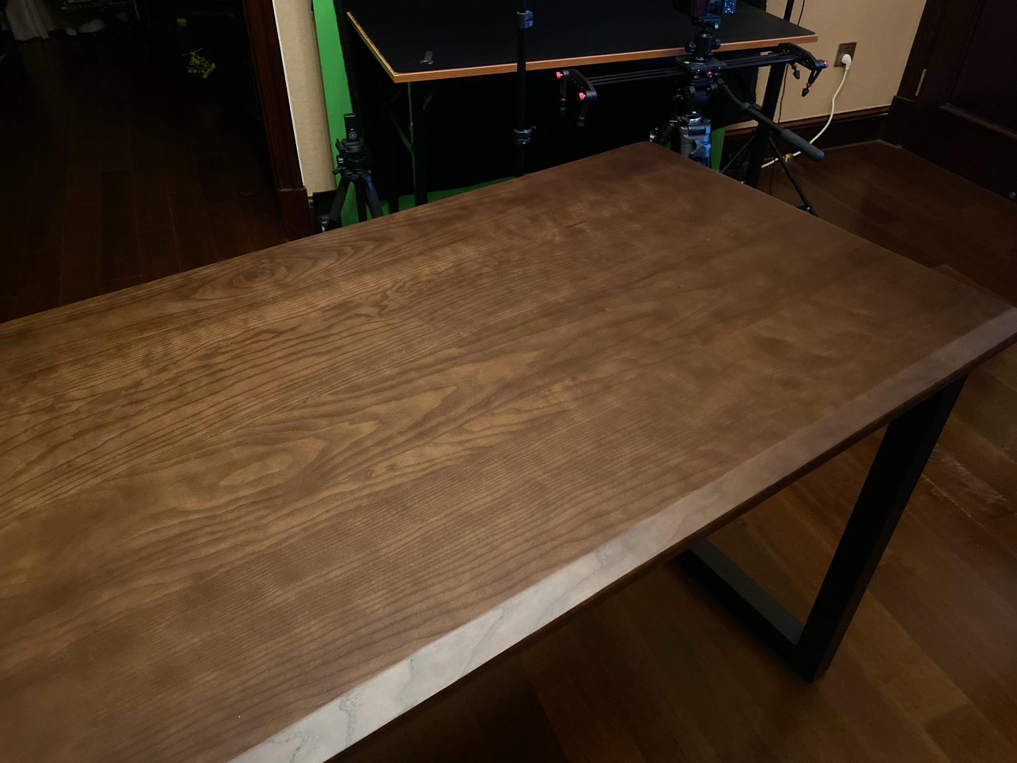 新桌子到了! 等我过几天线卡到了就可以好好布置一下了!