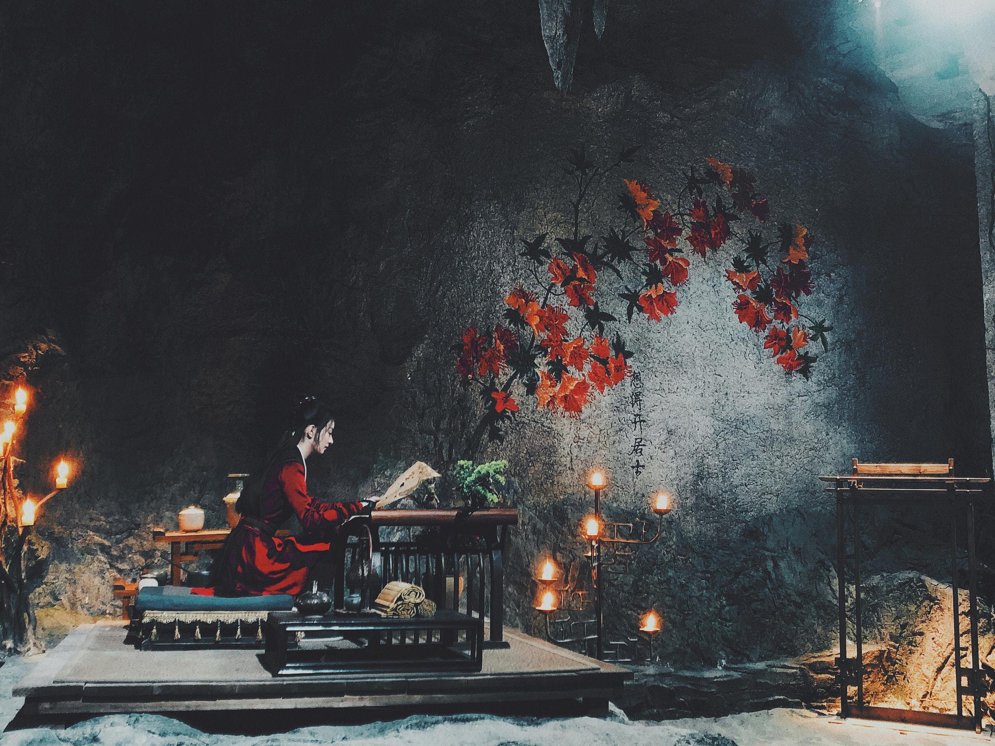 山花如翡,红裙一摆心醉 今日周翡@赵丽颖 已上线,此刻