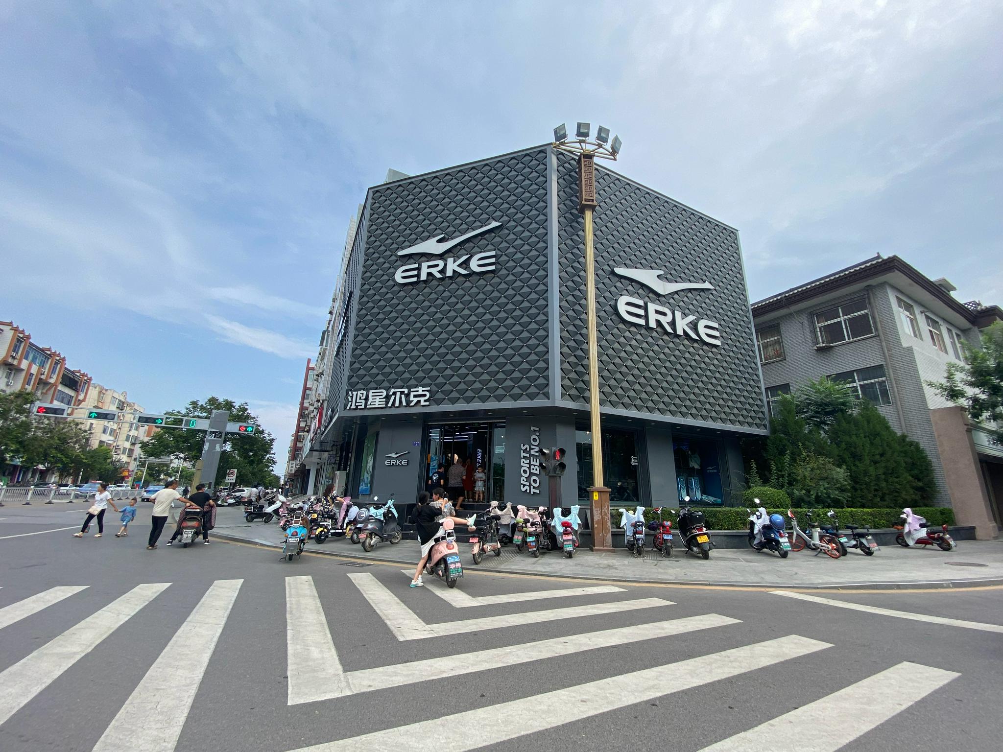 今天临汾贡院街的鸿星尔克人还是挺多的