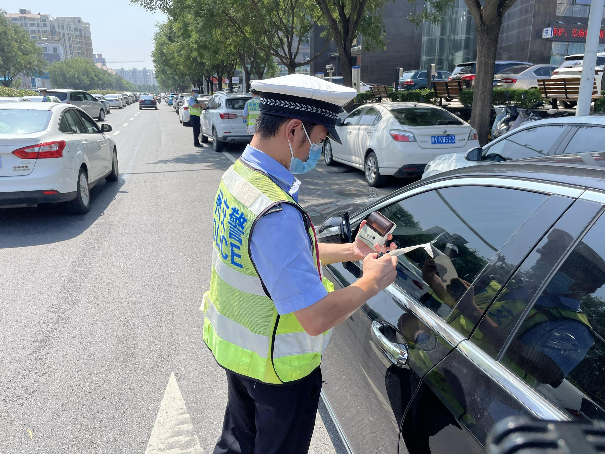 近日,郑州交警六大队民警采取"白加黑"模式,白天在重点路段,路口重点