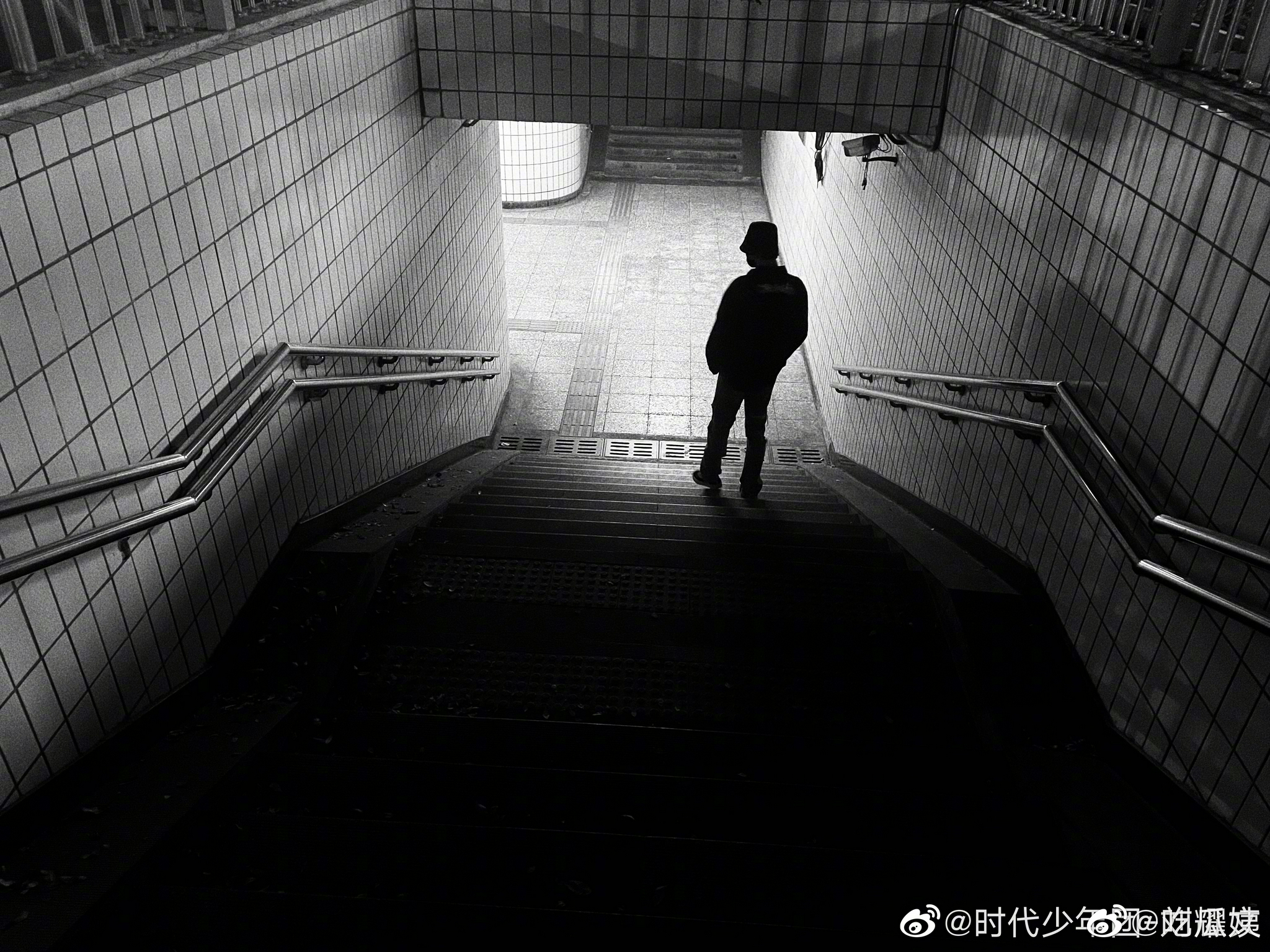 刘耀文晒出背影随拍告别11月路灯氛围感拉满