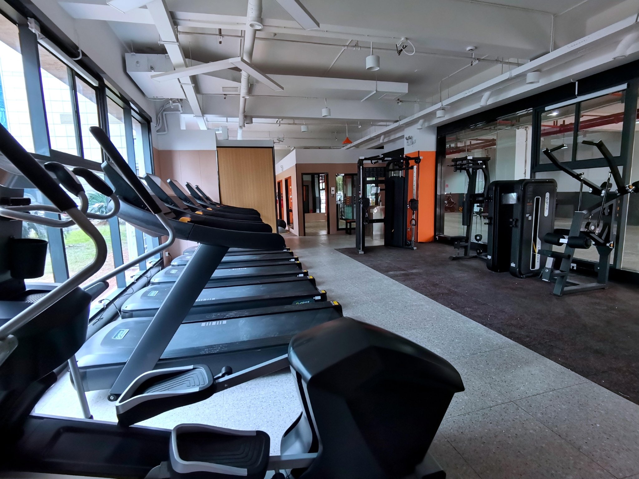 雅苑2栋1单元架空层的智慧社区健身中心,看到100多平方米的健身房内