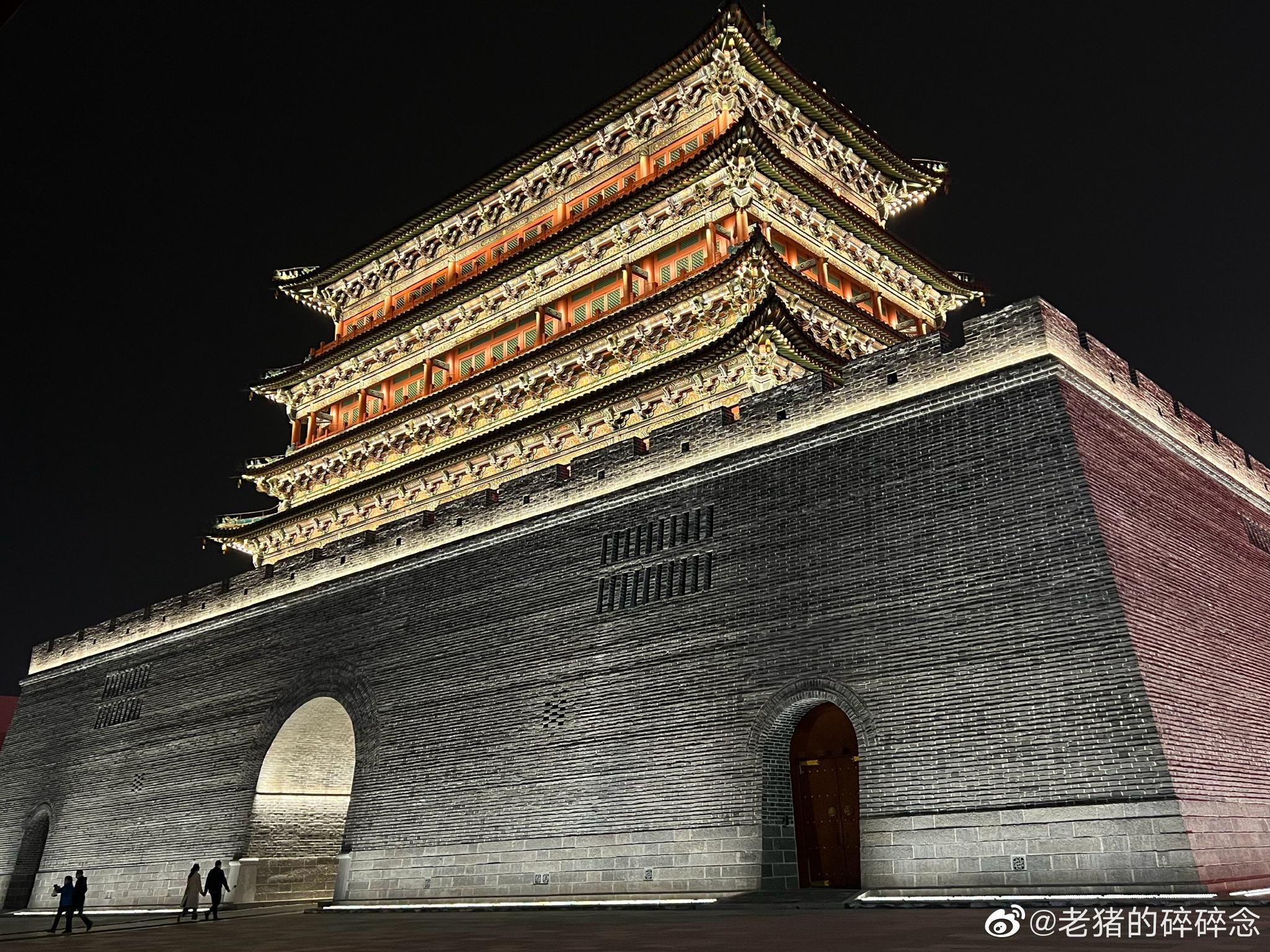 夜幕下的山西太原.五一广场首义门__财经头条