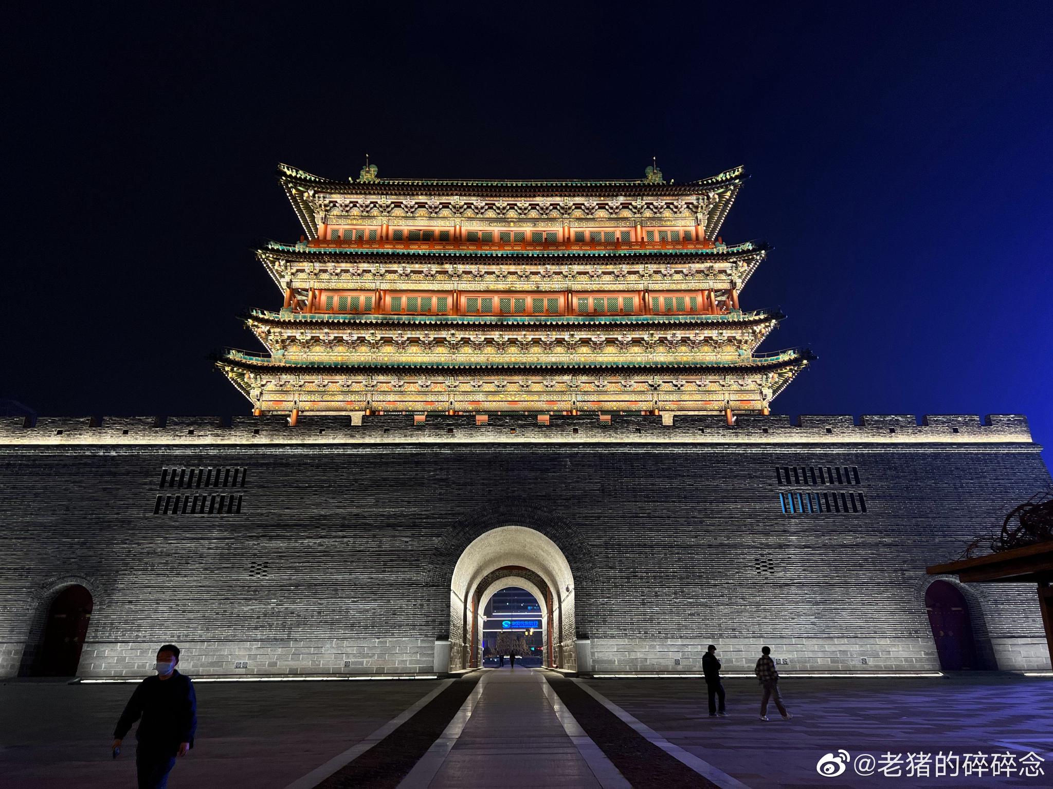 夜幕下的山西太原.五一广场首义门__财经头条