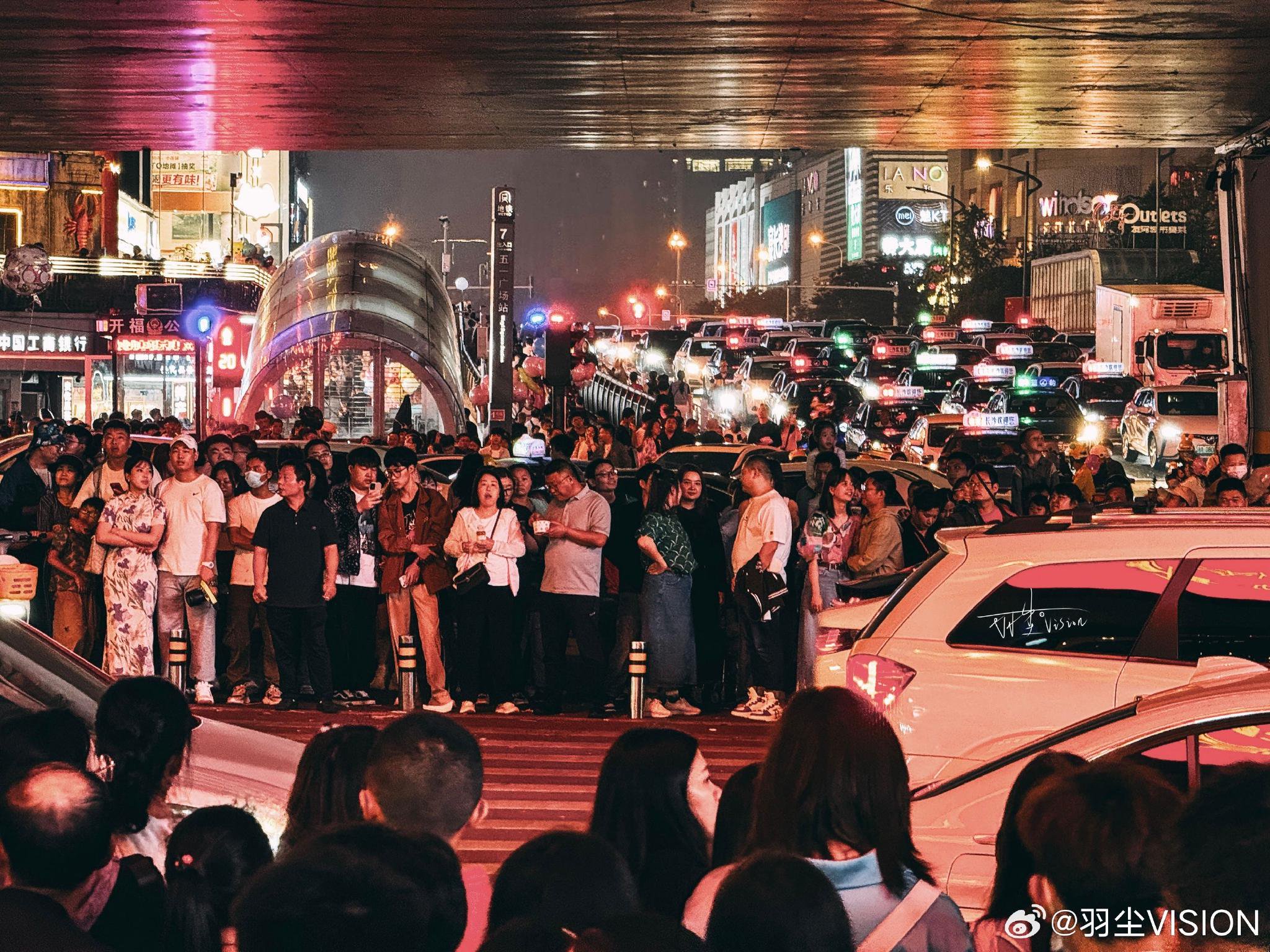 来感受一下十一假期网红长沙街头的人流|人流|长沙|拍摄_新浪新闻