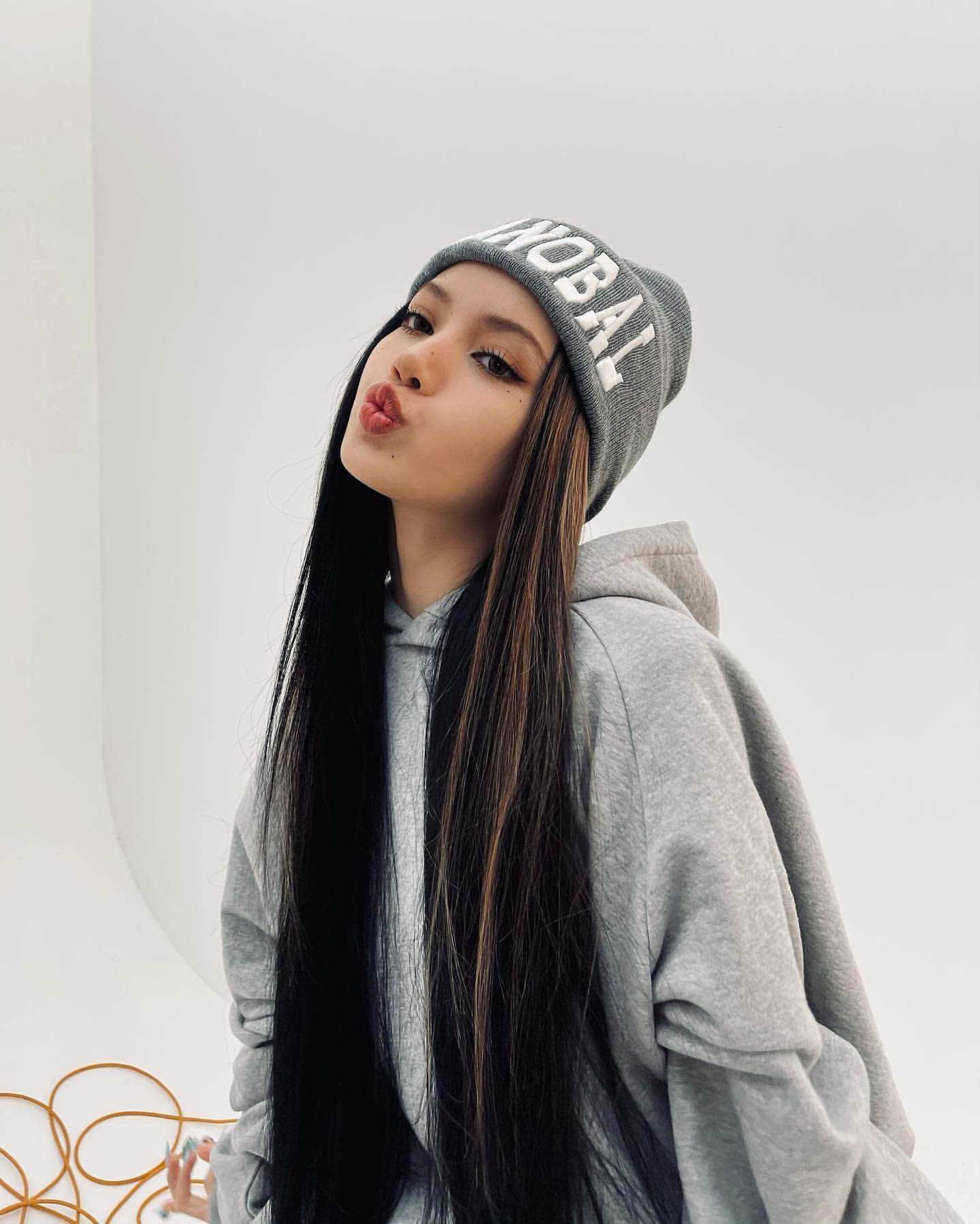 lisa ins更新 灰色卫衣灰色毛线帽 什么风格都能轻松驾驭的辣梨啊