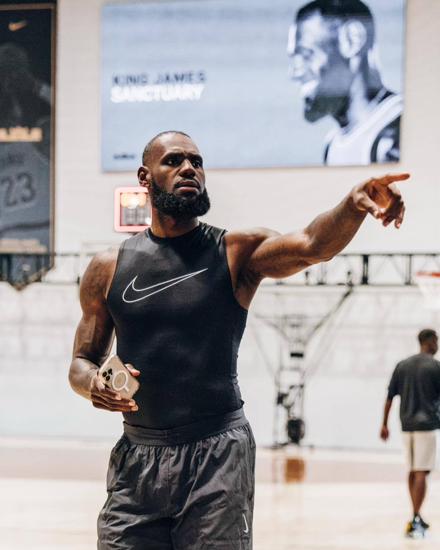 詹姆斯更新ins晒出一组训练图,38岁的他这身材什么水平?__财经头条