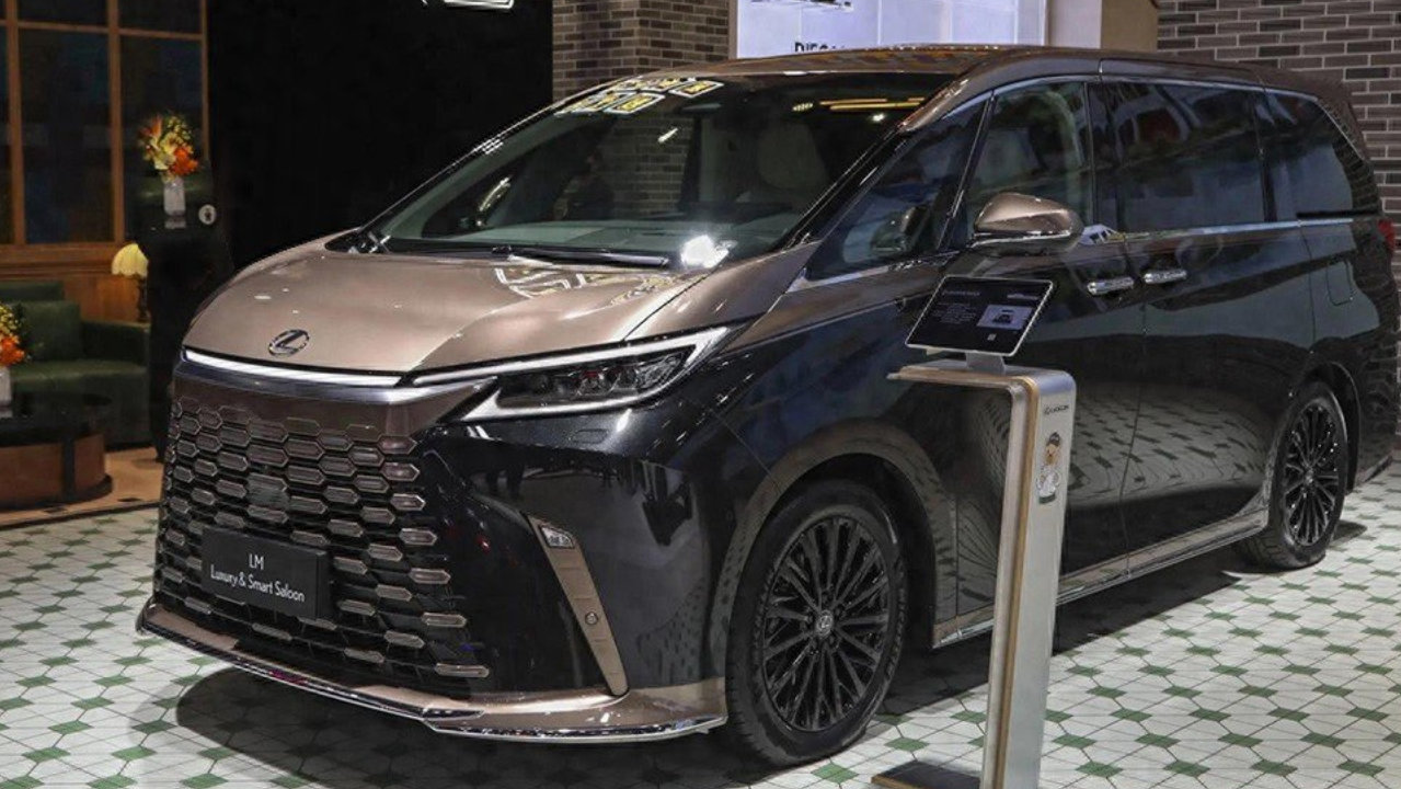 雷克萨斯LM特别版亮相，外观很霸气，侧滑门，双色车漆，2+2座椅