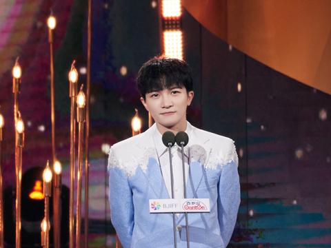 第13届北京国际电影节闭幕仪式,周深演唱《光亮》纪念去世影人……|张颂文|抱一抱|声音|台下_新浪新闻