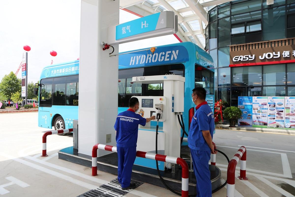 包括埋地储罐5座,汽柴油加注机4台,氢气储罐1座,加氢机2台,lng储罐1座