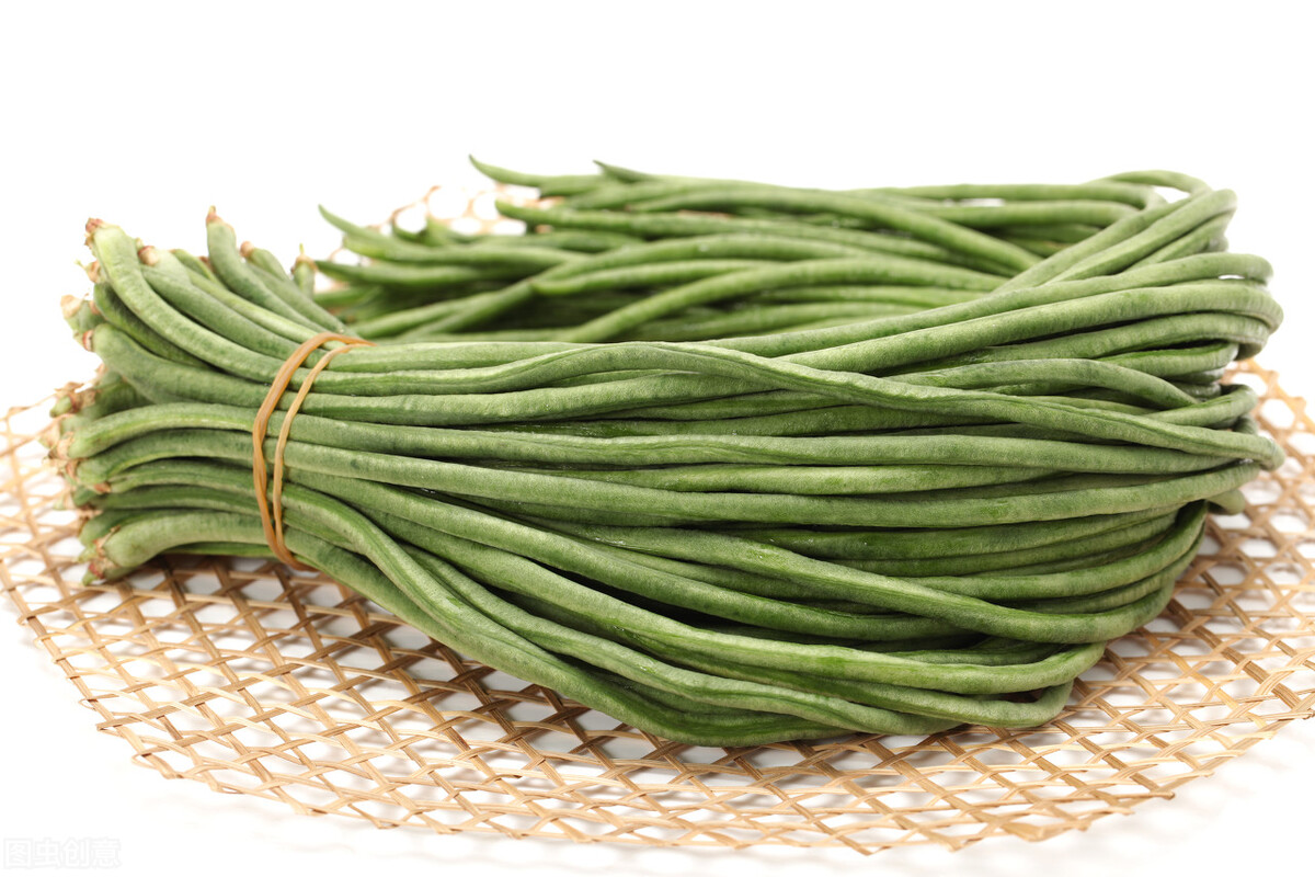 立秋以后豆角放入锅里蒸出锅软烂入味鲜香爽口