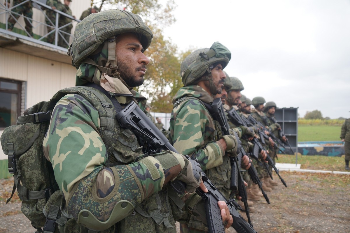 首次体验俄式作战装具和ak12步枪的巴基斯坦士兵