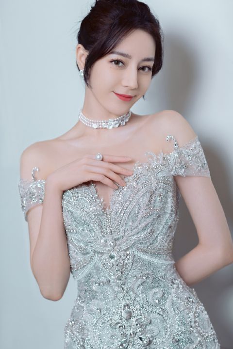 迪丽热巴穿银色流光鱼尾裙与杨洋同台演唱致敬航天工作者