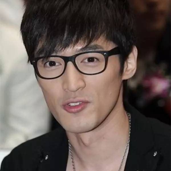 而细心的粉丝也看到,此时的胡歌一直戴一副黑框眼镜,只为遮住伤疤.