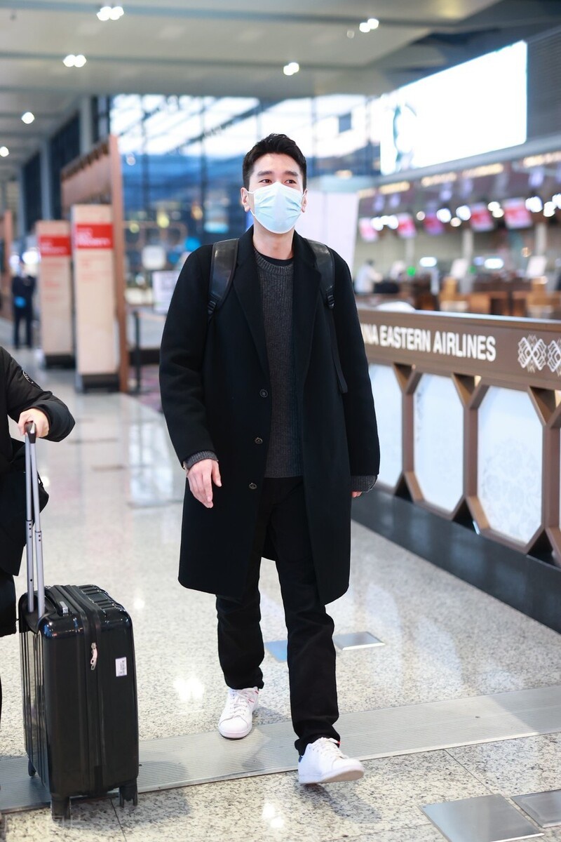 赵又廷穿灰色针织衫现身机场,外搭一件黑色大衣绅士范满满