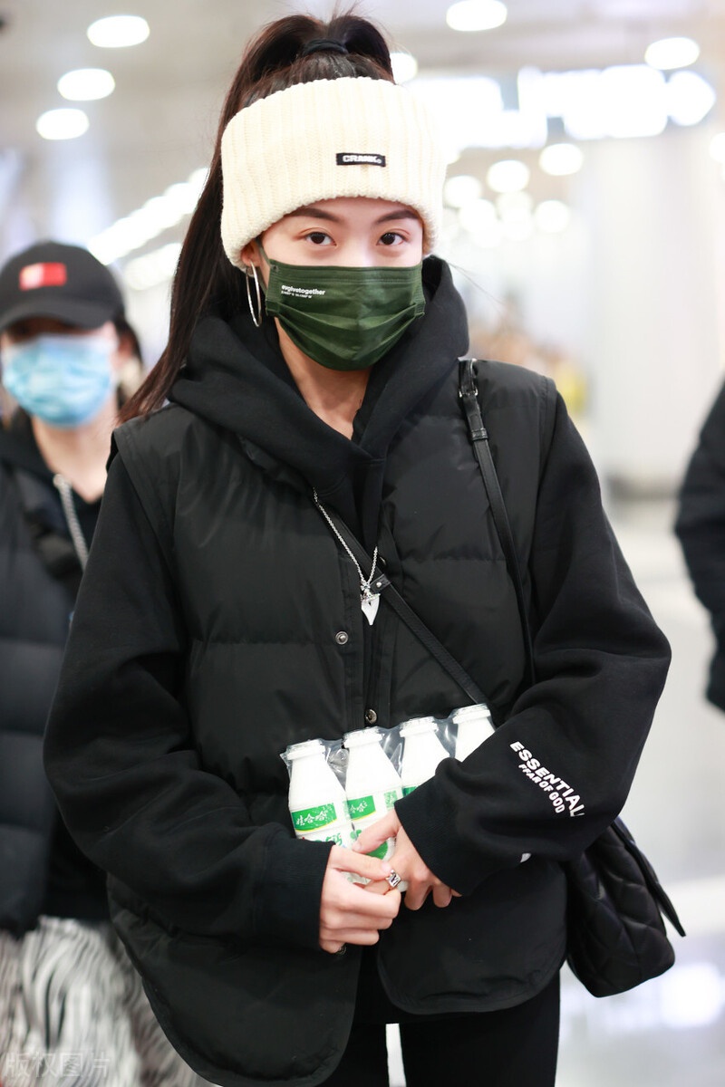 孙芮穿卫衣搭配马甲现身机场,手拿不少玩偶礼物爱不释手