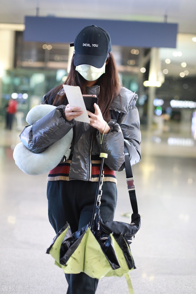 颖儿穿搭时髦现身机场,黑色的阔腿裤简约不失格调