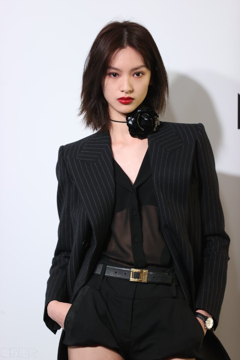 邱天亮相活动让人眼前一亮