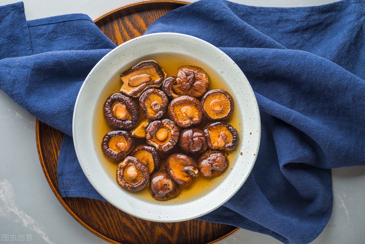 泡发干香菇用凉水还是热水教你一招泡发速度快营养不流失