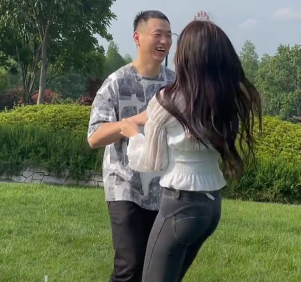 药水哥正式脱单两人亲密互动让人羡慕网友爷青结