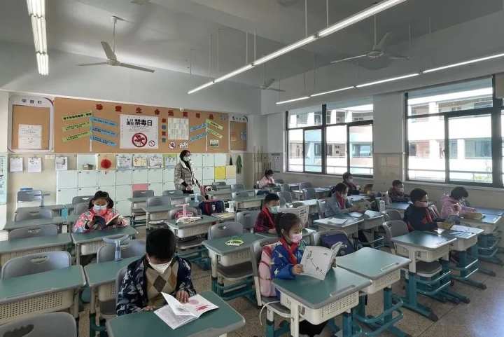 核酸检测队伍中这位专注看书的杭州小学生找到了！大家说，看到了中国少年的模样休闲区蓝鸢梦想 - Www.slyday.coM