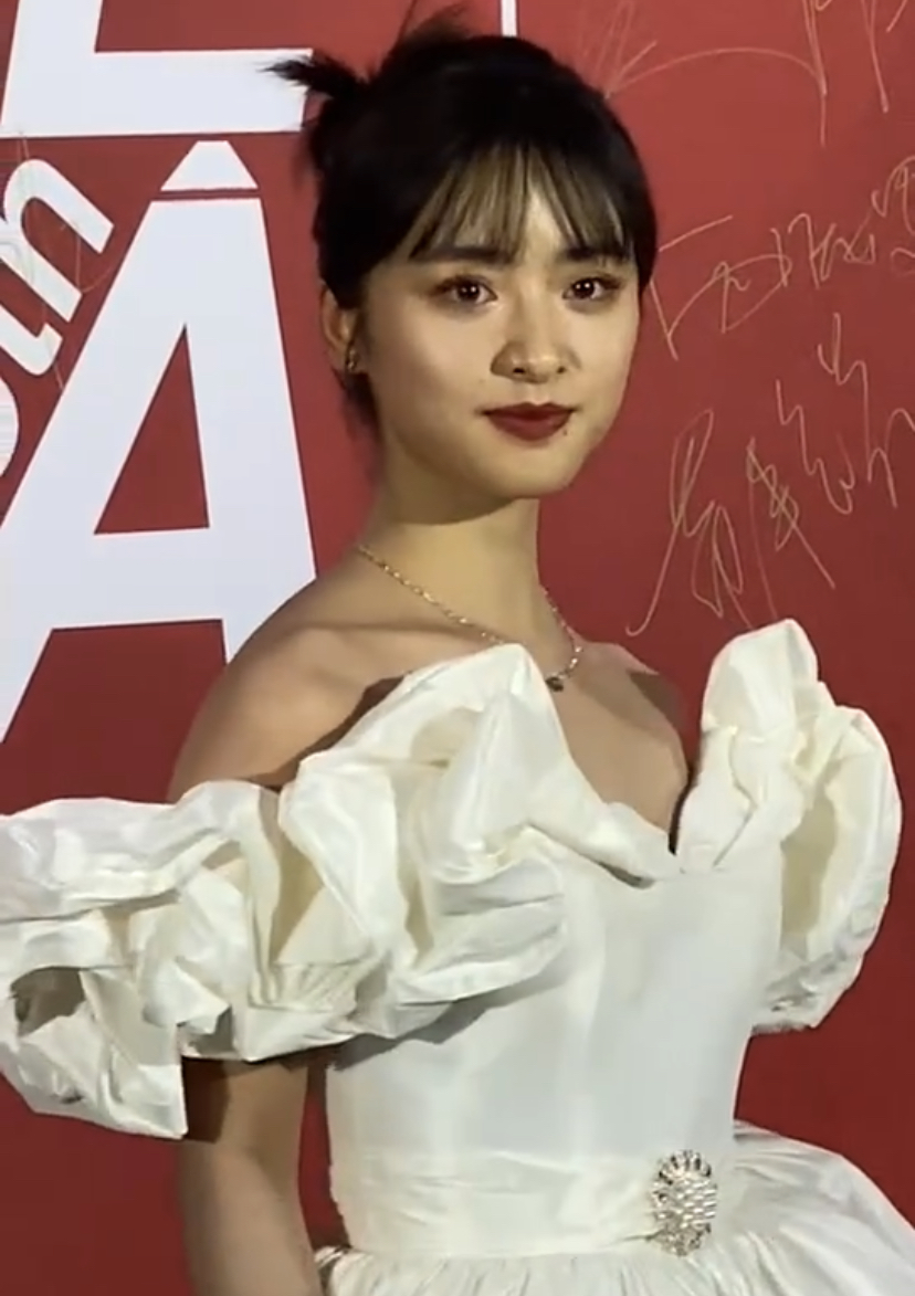 沈月久违亮相红毯,发型老气身材依旧虐心,皮肤暗黄颜值全线崩塌