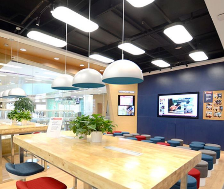 华尔街英语不愧是高端的培训机构,门面很重要,店铺是蓝色的装修格调