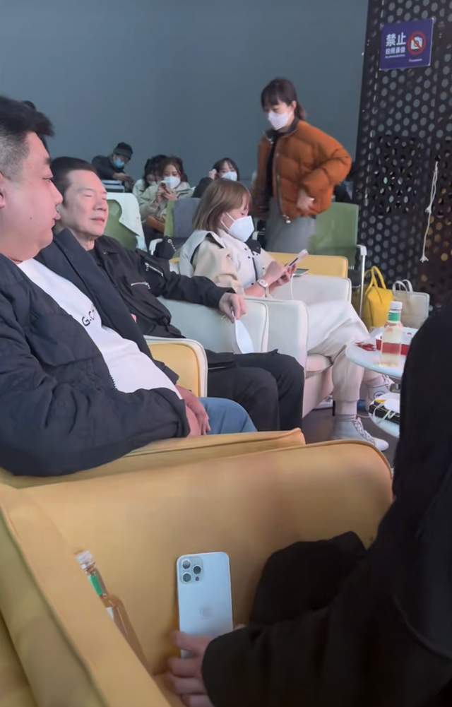 向太一家举行庆功宴!小儿子向佑罕有现身,向太现场检查向佐手机
