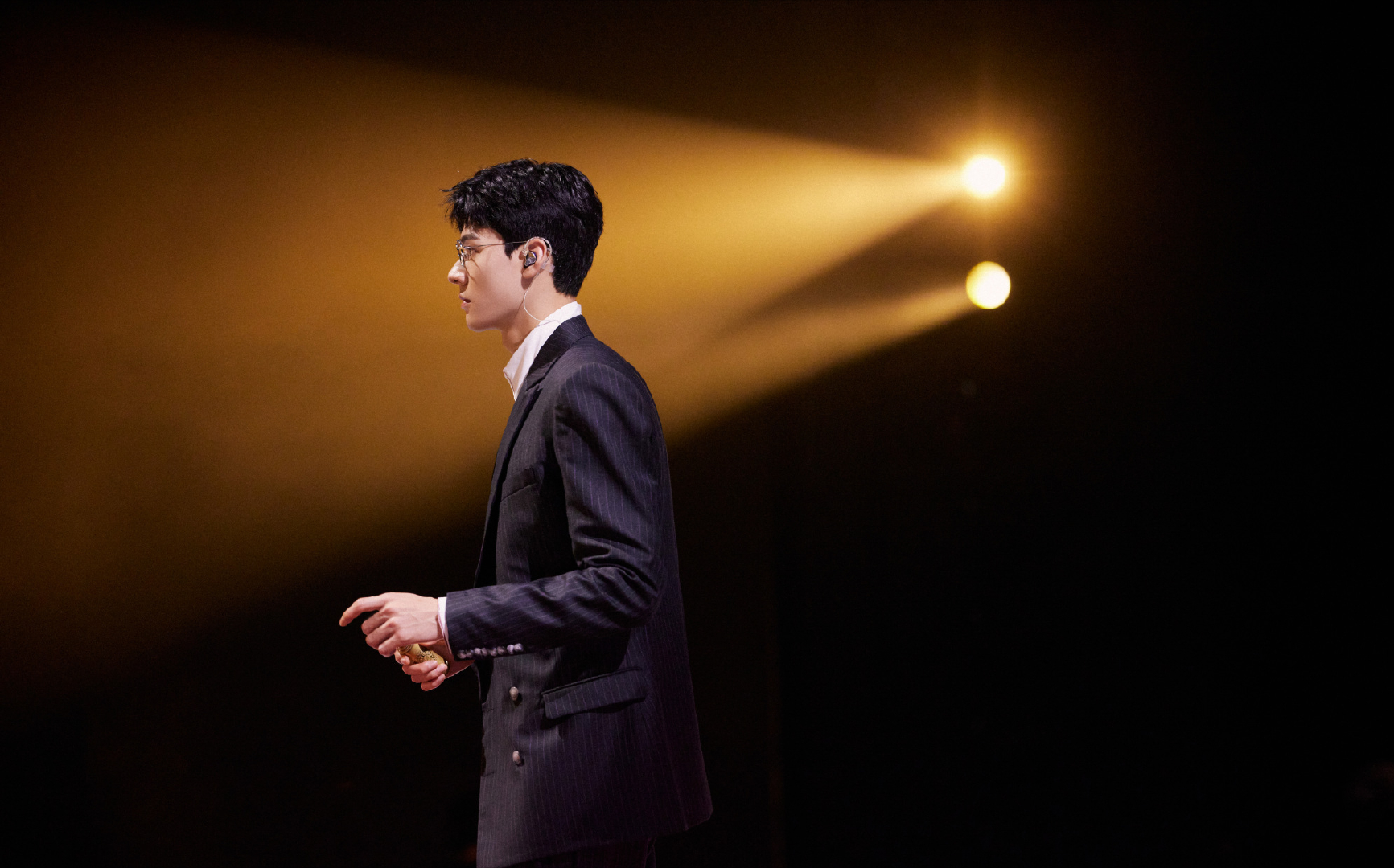 浪姐成团夜:龚俊跑酷式舞台兼顾姐姐们,粉丝求他西装眼镜半永久|跑酷