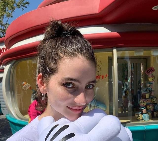 保罗沃克去世8年后独生女梅朵沃克首亮相t台极具超模风范