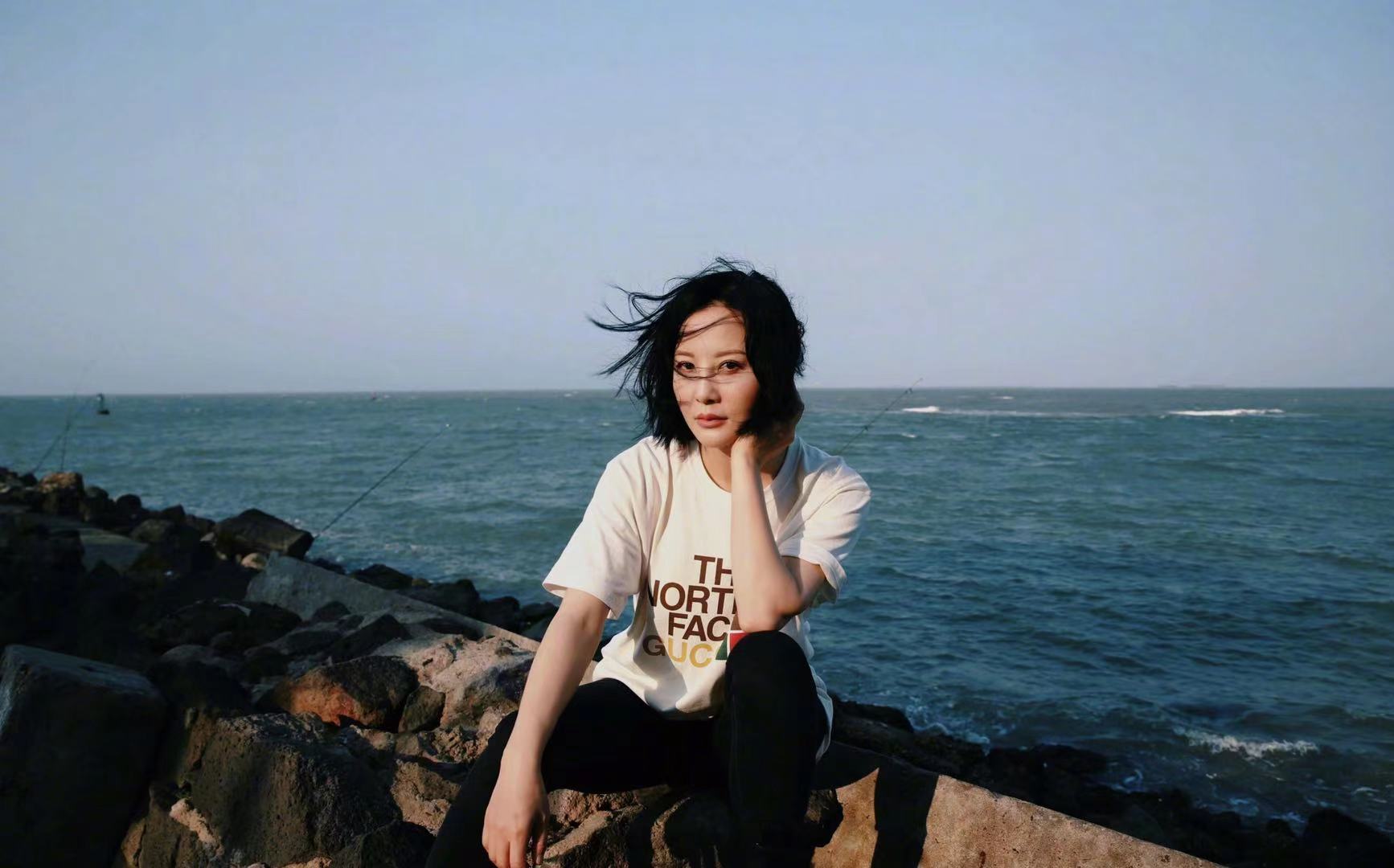 最简单的衣服经陶红一穿,也变得很时髦