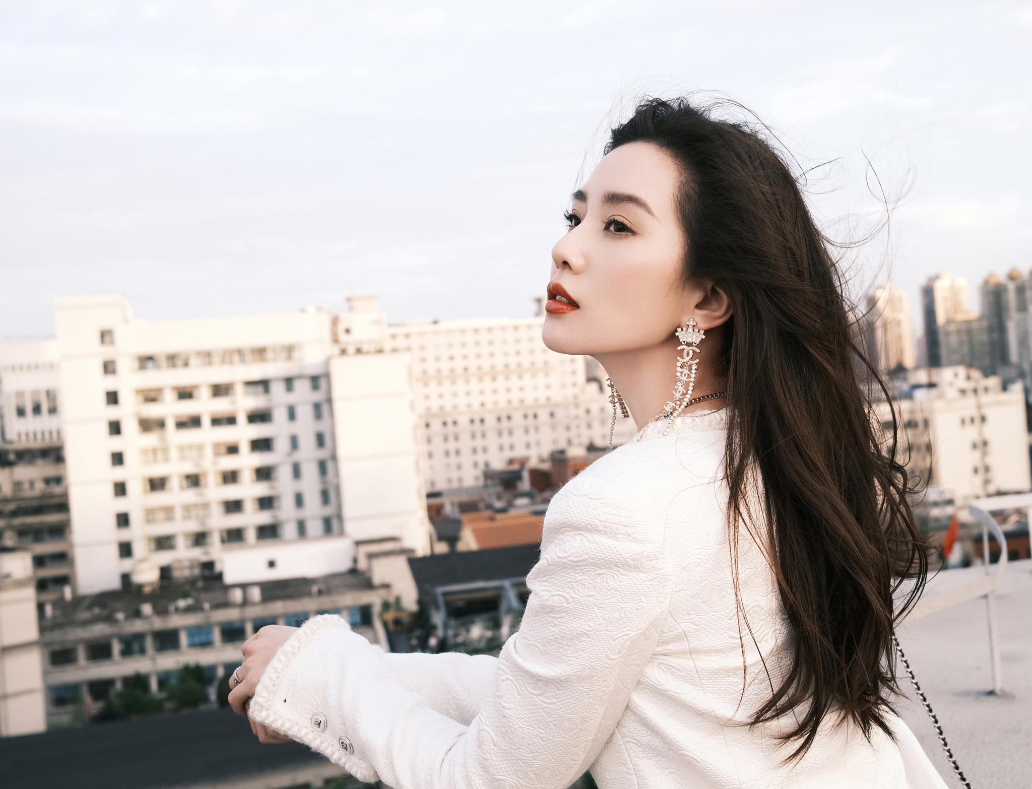 刘诗诗今日上海出席香奈儿高级手工坊系列观赏活动造型