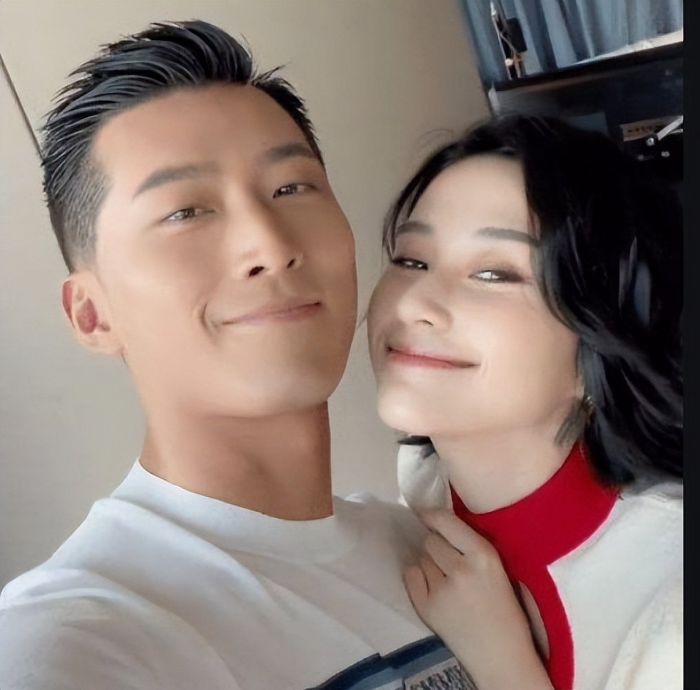 窦骁放弃身材管理陪富二代女友吃螺蛳粉两人把垃圾堆一桌