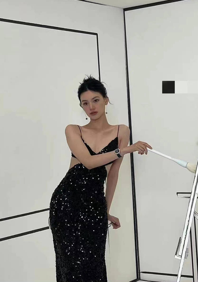 邱天 身穿一条吊带黑裙,秀曼妙身姿,性感吸睛……__财经头条