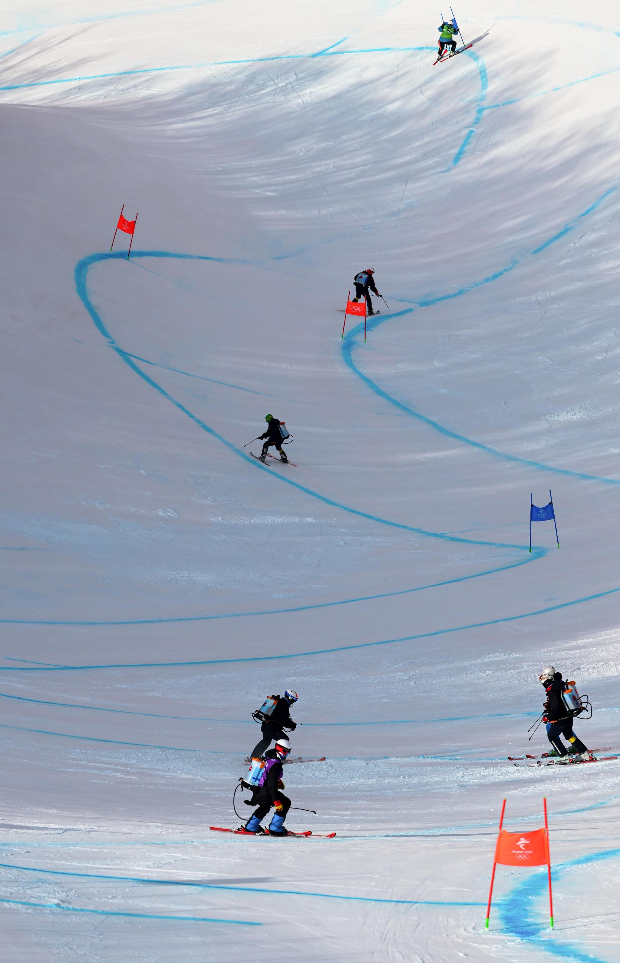 北京冬奥会高山滑雪赛道上的粉刷匠