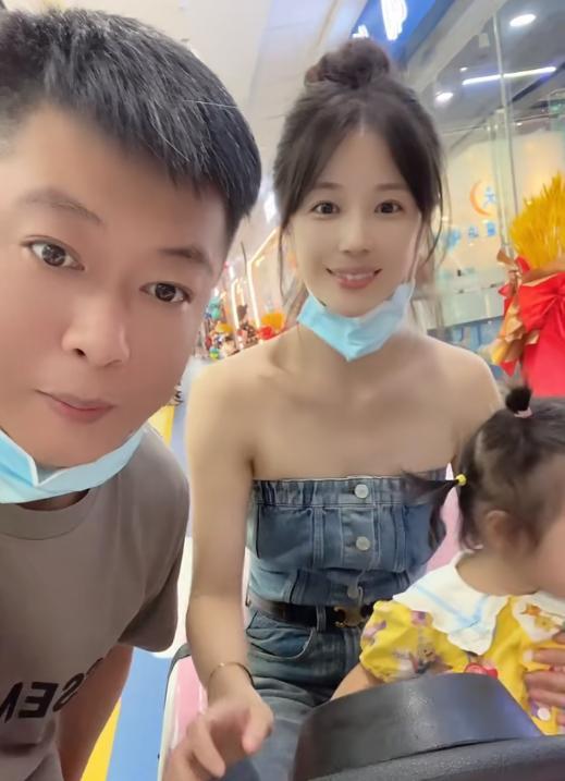 妻子穿衣风格引热议,牛仔抹胸太清凉|贺树峰|杨晨|一家三口_新浪新闻