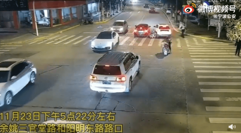 外卖小哥救车祸女童后交警霸气回复：耽误了送餐，公司不会罚反而会奖励!休闲区蓝鸢梦想 - Www.slyday.coM