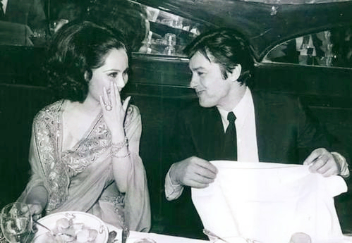 这下子,本来就脾气火爆的黛薇夫人直接暴走,打了明妮一顿,对方因此受