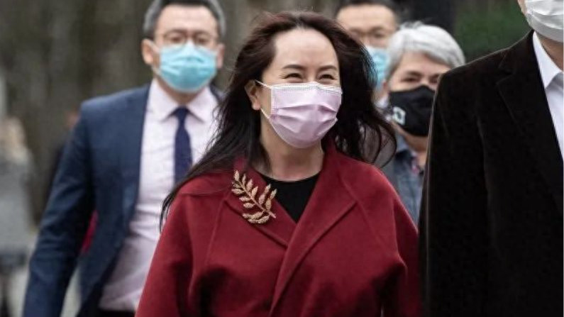 看了孟晚舟的穿搭,我悟了:大衣不配丝袜、靴子,高级优雅又显贵|孟晚舟|大衣|丝袜_新浪新闻