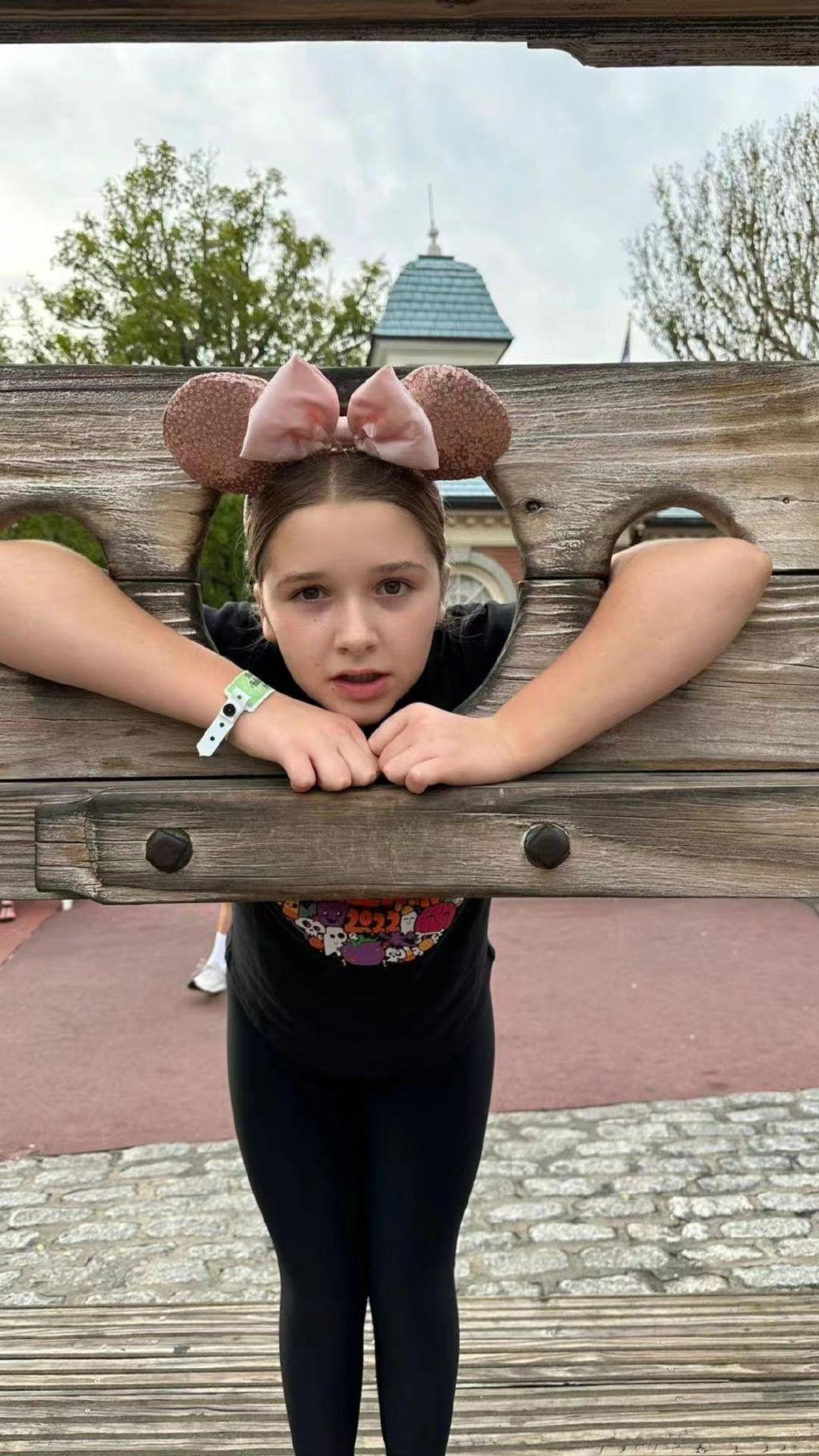 贝嫂带女儿高调逛街买日货小七穿紧身裤暴露大象腿快有妈妈高