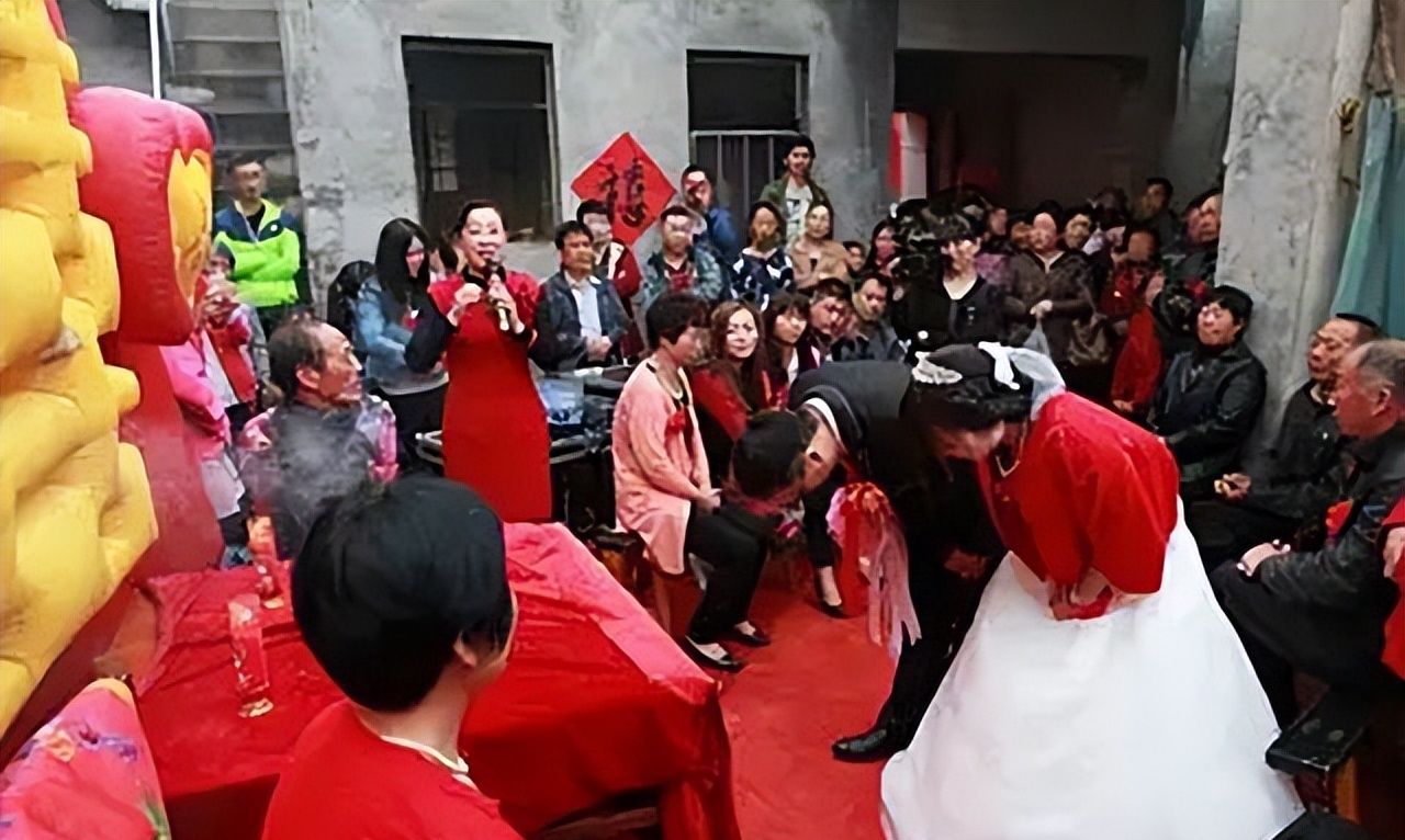 河南女子不顾家人反对，零彩礼嫁网恋瘫痪男友，婚后为其端屎端尿休闲区蓝鸢梦想 - Www.slyday.coM