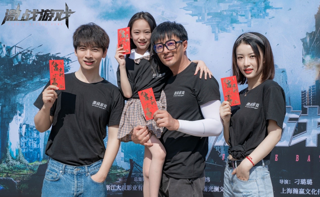 盈饰),能够像正常人般奔跑行走,和丁薇(余梦寒饰)一起研发出超vr系统