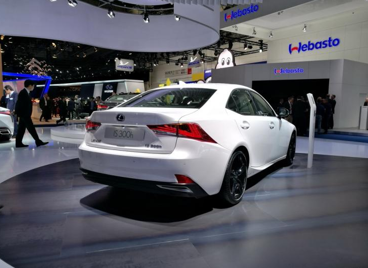 7秒能破百的雷克萨斯,配10气囊与10个扬声器,不到30万被人忽略